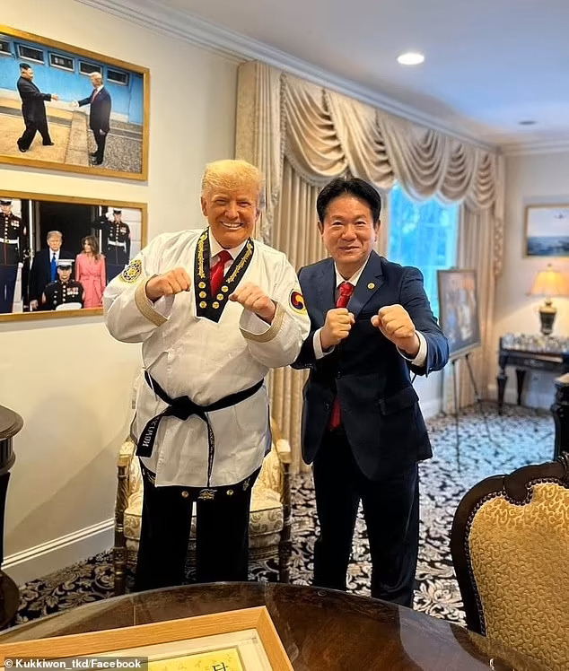 Ông Donald Trump được trao đai Taekwondo cấp bậc cao nhất