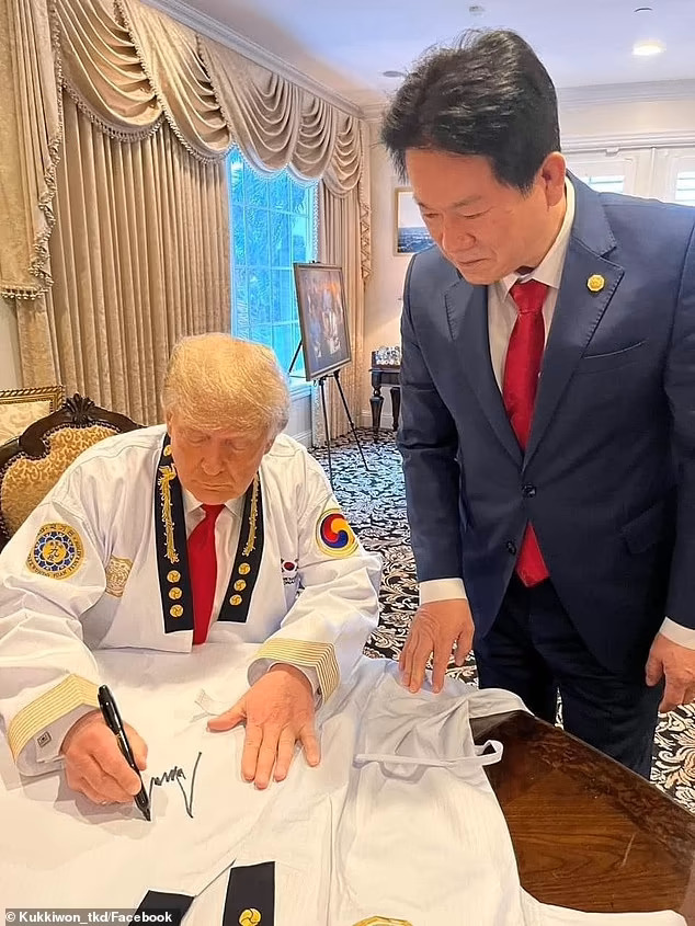 Ông Trump được trao cửu đẳng huyền đai Taekwondo