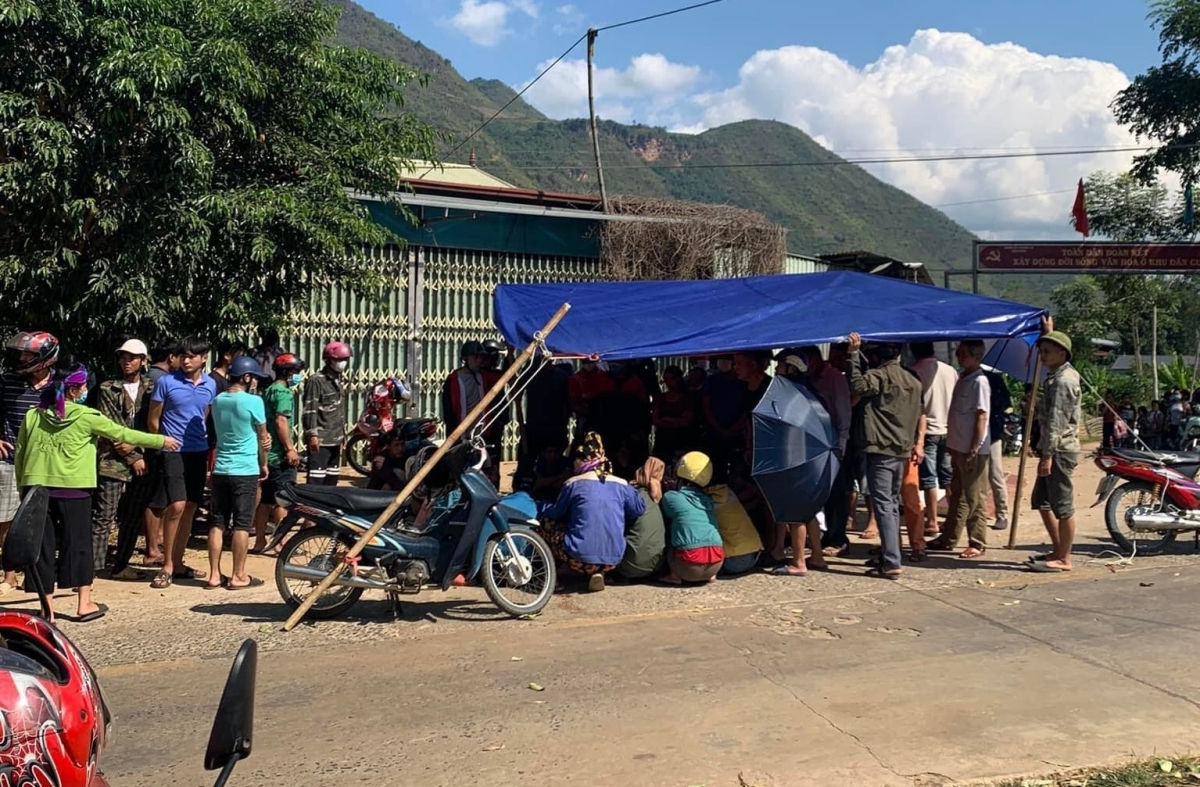 4 học sinh ở Sơn La văng khỏi xe bị bung cửa, 1 em tử vong