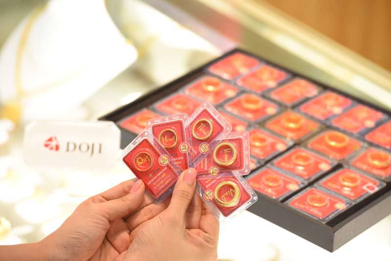 Giá vàng hôm nay 24/11: Tiếp tục lao dốc, đầu cơ cháy túi