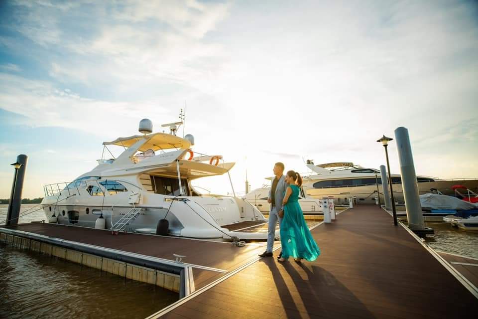 MC Bình Minh và vợ doanh nhân nghỉ dưỡng trên du thuyền