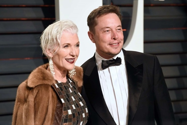 Mẹ tỷ phú Elon Musk: Tuổi 73 vẫn đắt sô, tự tin chụp bikini