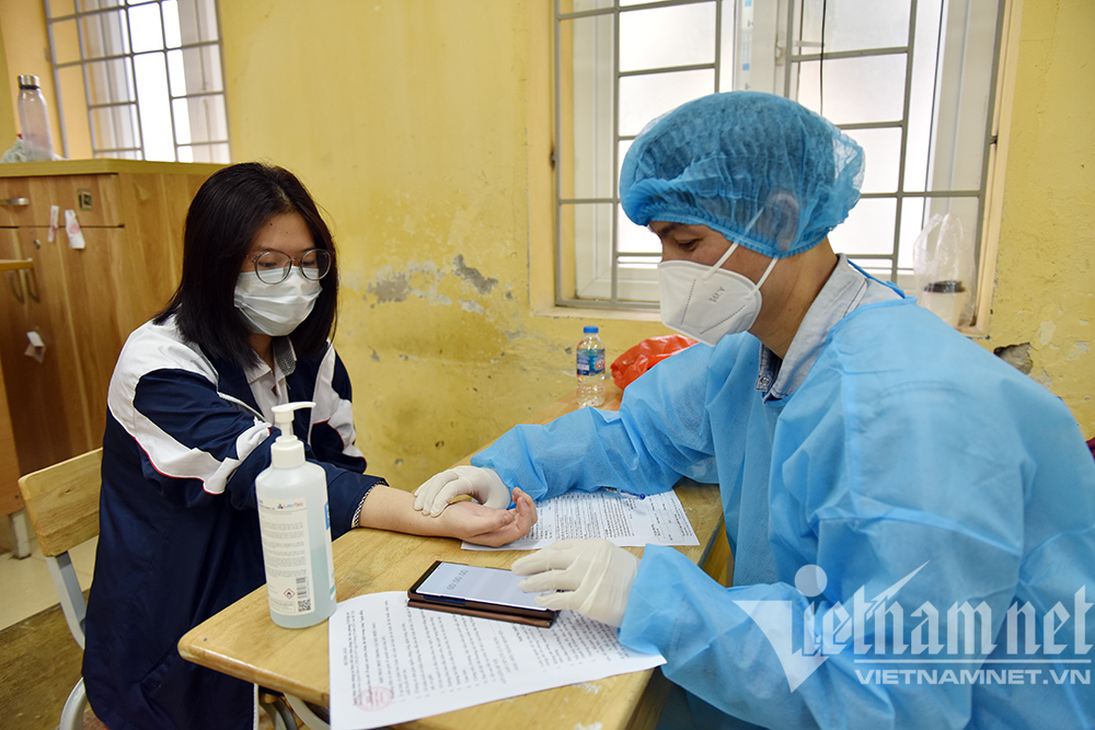 Học sinh Hà Nội ngày đầu tiêm vắc xin Covid-19