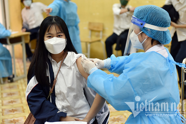 Học sinh Hà Nội ngày đầu tiêm vắc xin Covid-19