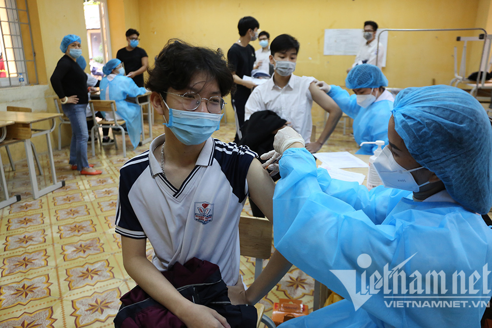 Học sinh Hà Nội ngày đầu tiêm vắc xin Covid-19