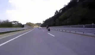 Chạy tốc độ cao đánh võng trước mũi ô tô, xe mô tô nhận kết đắng