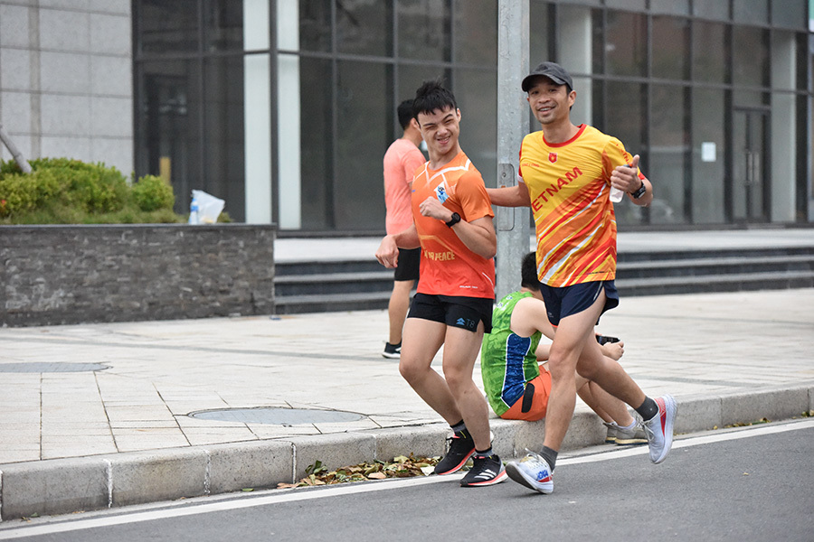 Cậu bé 'thèm' bạn, bám đuôi xe mẹ suốt 2km trở thành runner như thế nào?