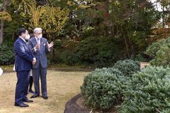 Thủ tướng chiêm ngưỡng cây tùng 550 tuổi và ngôi nhà không đinh ở Tochigi
