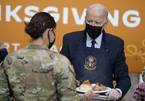 Ông Biden đeo tạp dề phục vụ đồ ăn cho lính Mỹ