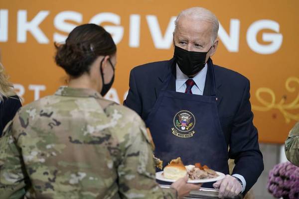 Ông Biden đeo tạp dề phục vụ đồ ăn cho lính Mỹ