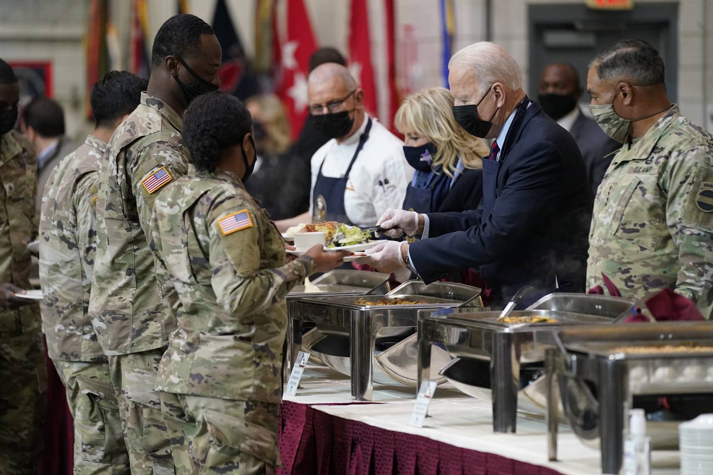 Ông Biden đeo tạp dề phục vụ đồ ăn cho lính Mỹ