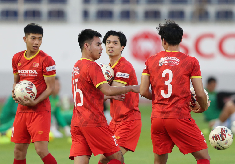 HLV Park Hang Seo 'chỉnh' Công Phượng, Quang Hải