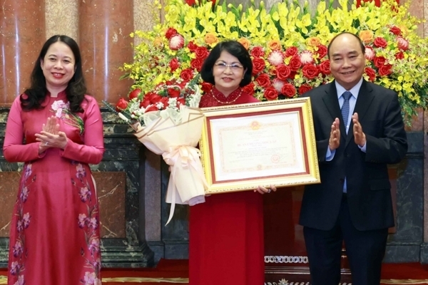 Chủ tịch nước trao Huân chương Độc lập hạng Nhất cho nguyên PCT nước Đặng Thị Ngọc Thịnh