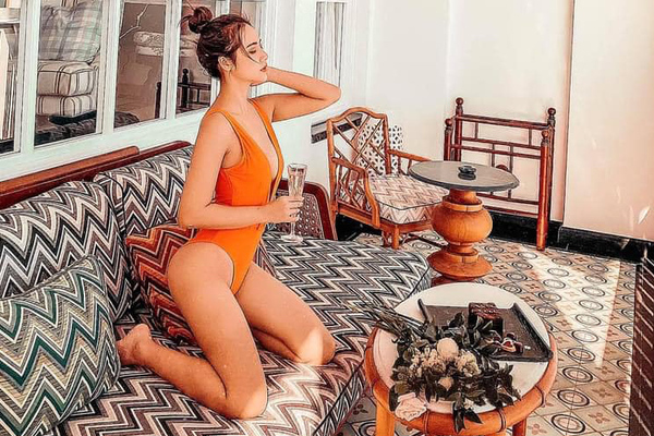 Vẻ nóng bỏng 'gái một con' Huyền Lizzie Thương ngày nắng về