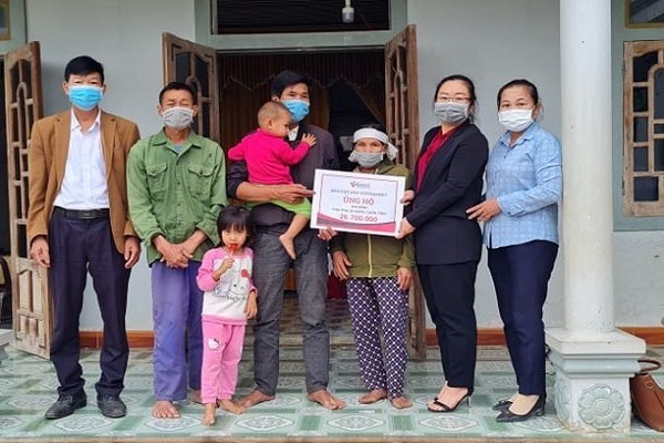 Trao gần 30 triệu đồng cho hai đứa trẻ mồ côi mẹ ở Quảng Bình