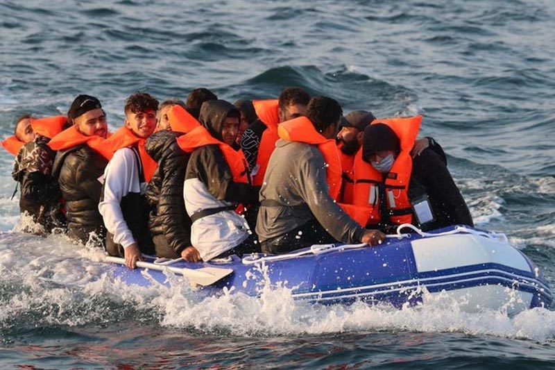 Lật thuyền ngoài khơi Pháp, hàng chục người tử nạn và mất tích