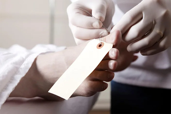 Người đàn ông vẫn còn sống sau khi nằm trong nhà xác 7 tiếng