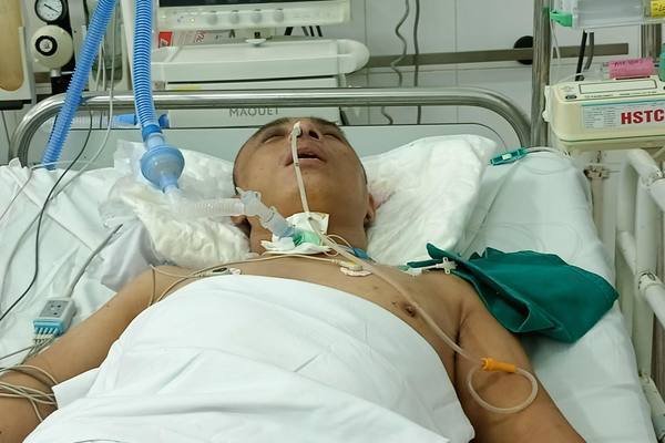 Anh Đinh Văn Quang bị tai nạn lao động vừa được phẫu thuật não lần 4