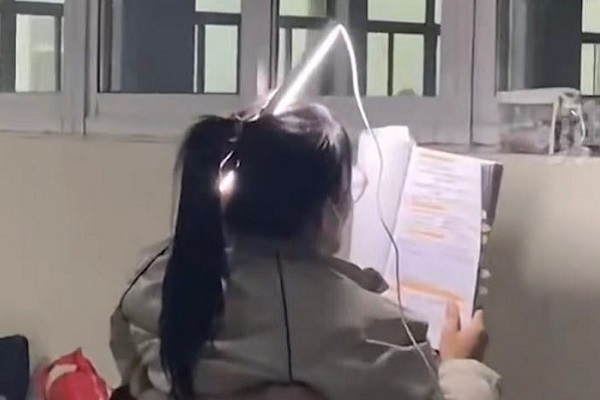 Clip nữ sinh treo đèn lên đầu để học bài thu hút hàng trăm triệu lượt xem