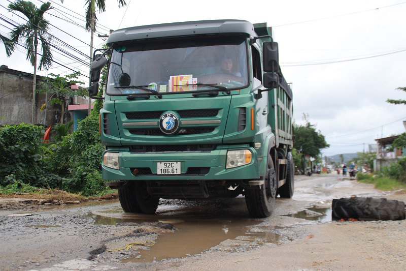 Chi chít 'ổ voi, ổ gà' gây nguy hiểm cho người đi đường ở Quảng Nam