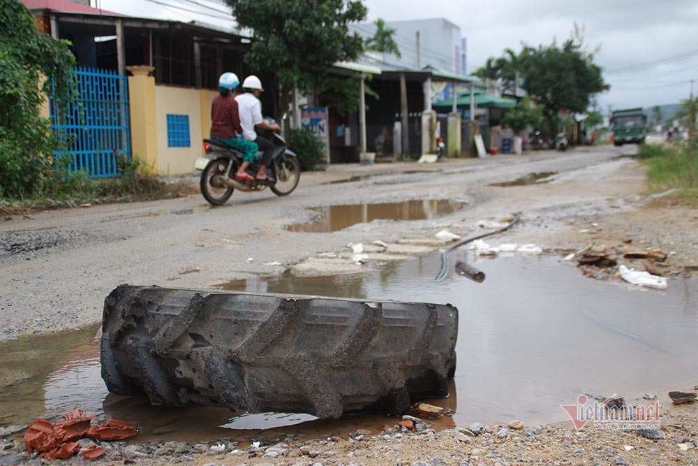 Chi chít 'ổ voi, ổ gà' gây nguy hiểm cho người đi đường ở Quảng Nam