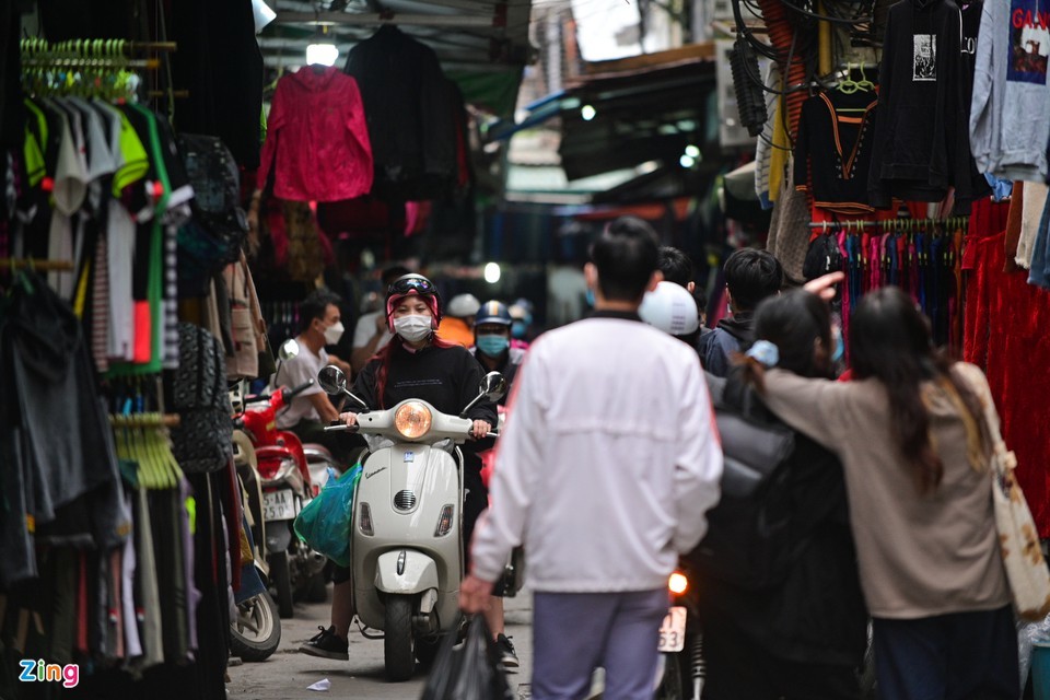 Săn thời trang giá rẻ ở chợ 'hàng thùng' Hà Nội