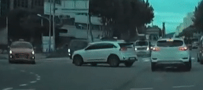 Nữ tài xế tăng tốc, lùi ô tô bấn loạn sau khi va chạm với xe khác