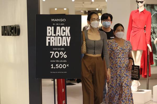 Dân công sở TP.HCM đổ xô đi săn hàng hiệu 'sale khủng' ngày Black Friday