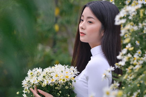 Đời thực trái ngược trên phim của Lệ Quyên Phố trong làng