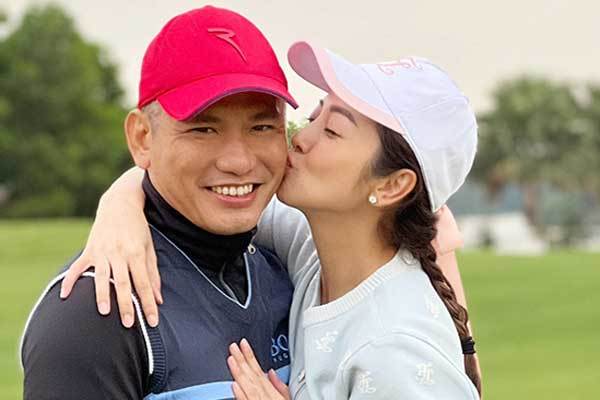 Jennifer Phạm hôn chồng đại gia giữa sân golf