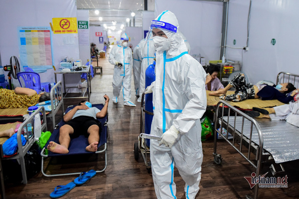 Bệnh viện dã chiến TP.HCM quá tải, kê giường cho F0 nằm hành lang