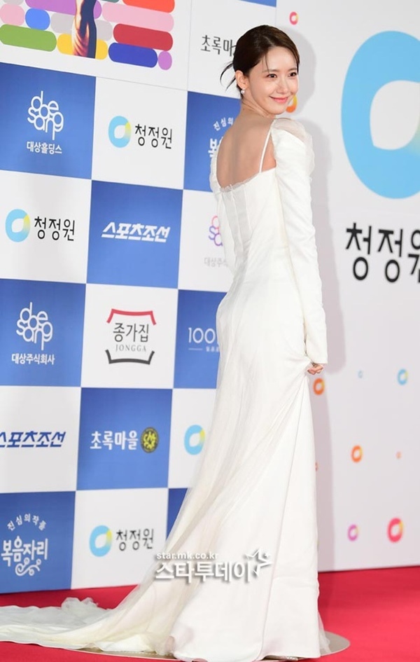 Kim Hye Soo gây chú ý ở thảm đỏ Rồng Xanh 2021 với vòng một gợi cảm