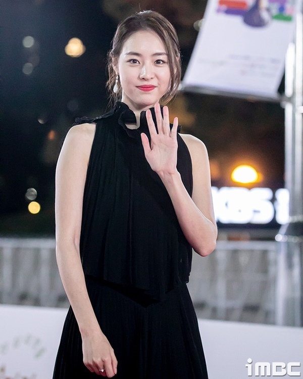 Kim Hye Soo gây chú ý thảm đỏ Rồng Xanh 2021 với vòng một gợi cảm