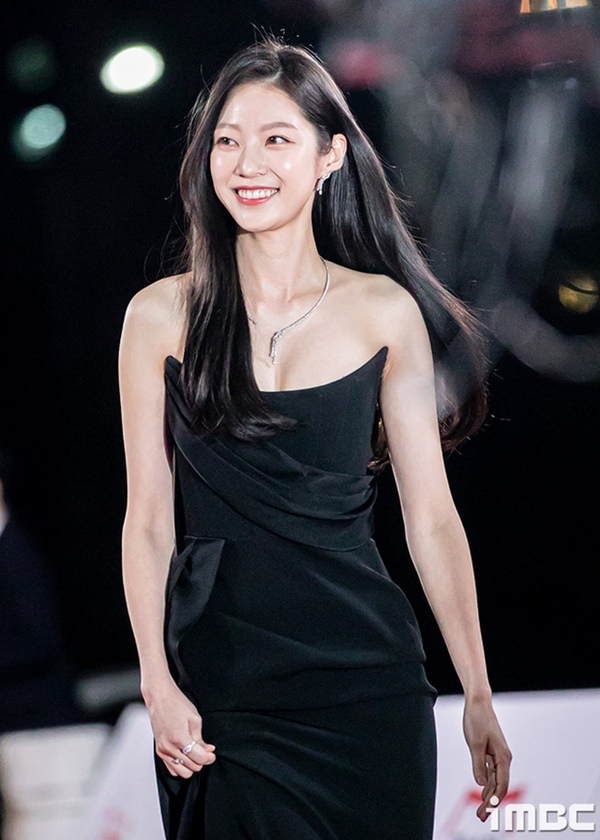 Kim Hye Soo gây chú ý ở thảm đỏ Rồng Xanh 2021 với vòng một gợi cảm