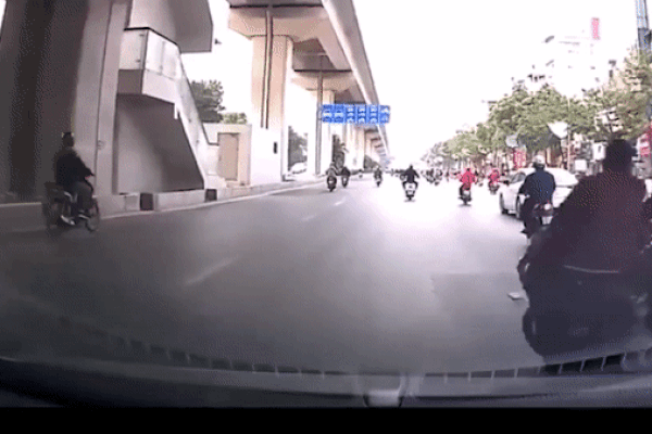 Thanh niên đi xe phân khối lớn ép ngã người đi đường rồi bỏ chạy ở Hà Nội
