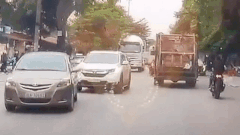Tắc đường, xe trộn bê tông vẫn đâm hai ô tô ở Thanh Hóa