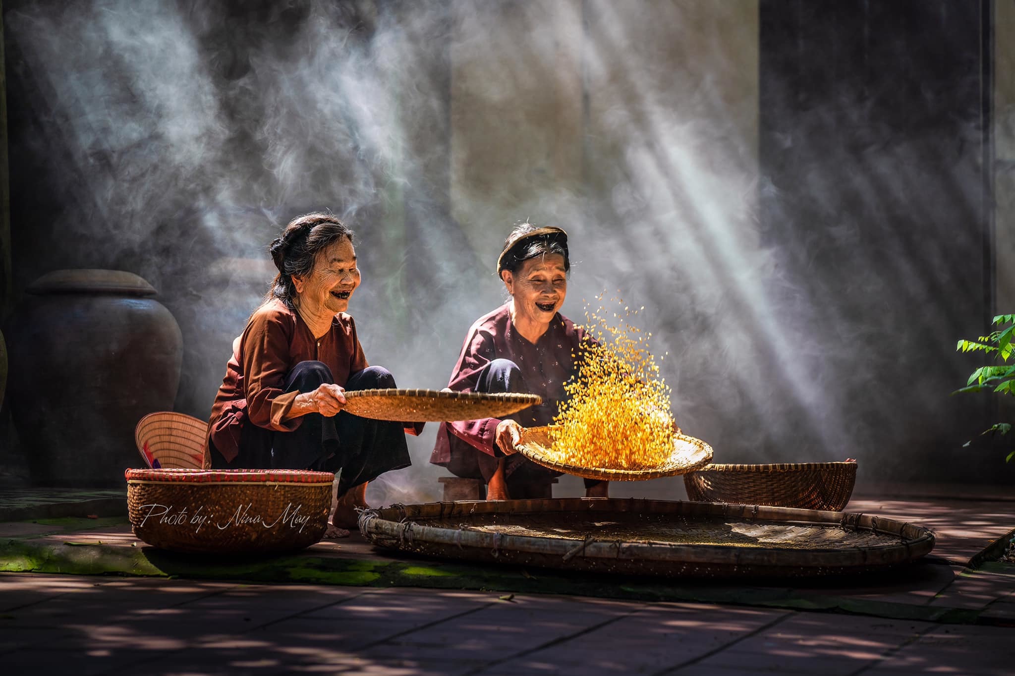 Đường Lâm là một trong những ngôi làng cổ đẹp nhất của Việt Nam. Với những ngôi nhà cổ từ thế kỷ thứ 17 và 18, nơi này sẽ khiến bạn như lạc vào một thế giới hoàng kim của Việt Nam xưa. Hãy đón xem những bức ảnh về Đường Lâm để khám phá vẻ đẹp của làng quê Việt Nam.