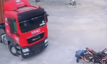 Người đàn ông may mắn thoát chết khi bị container húc lộn đầu