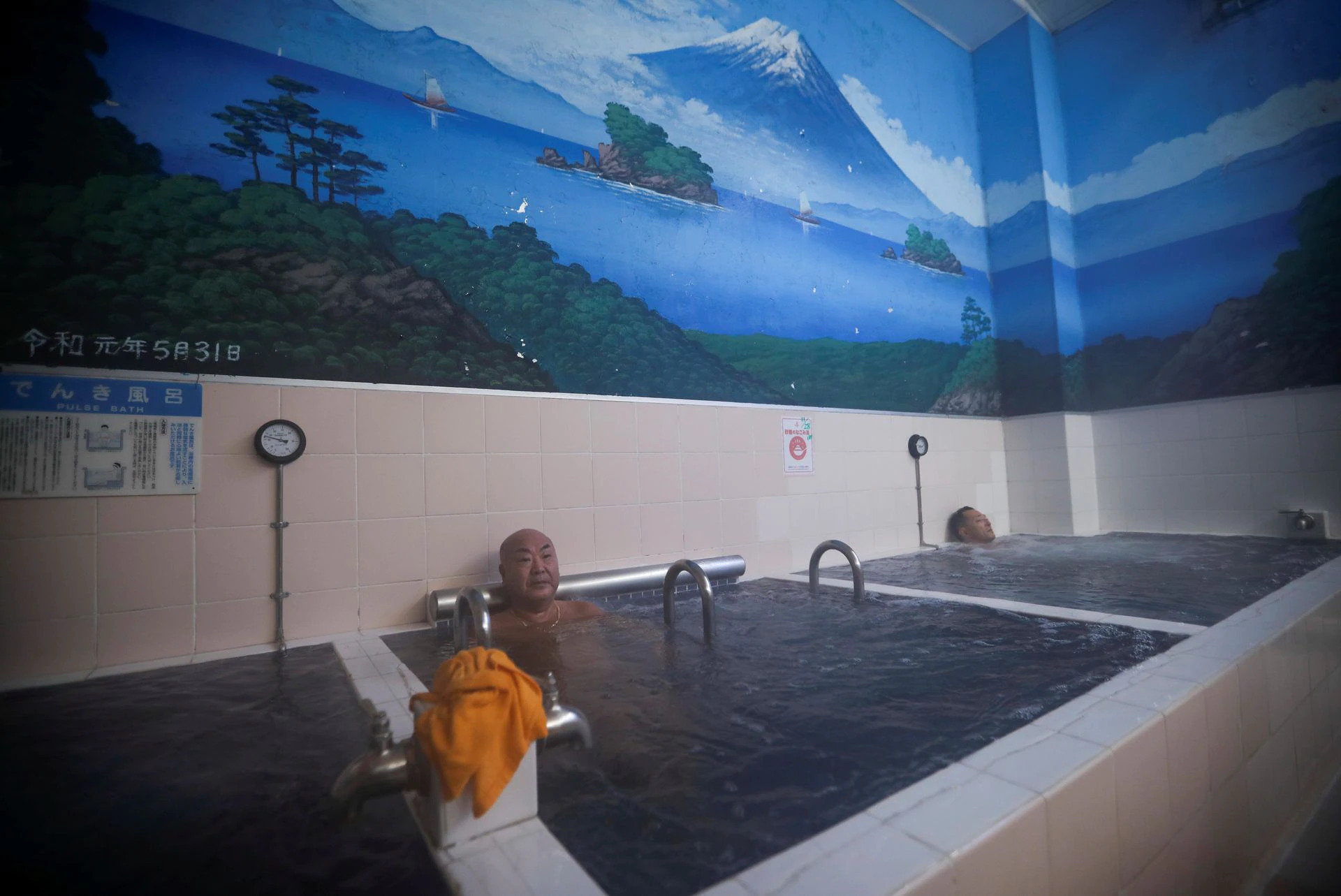 Không 'chết' vì Covid, các phòng tắm công cộng Nhật lại 'méo mặt' vì giá dầu