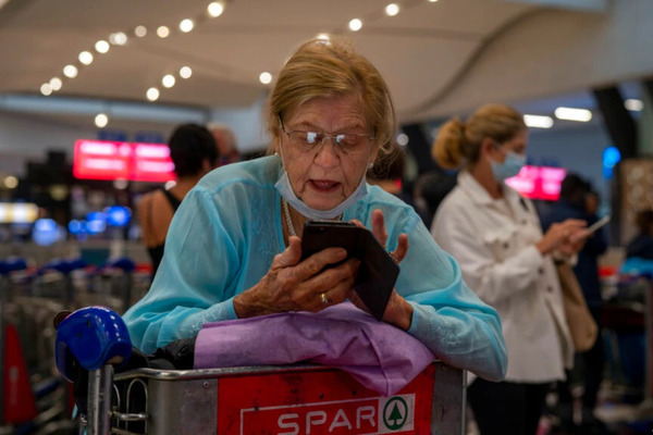 Nhiều người lũ lượt rời Nam Phi, bang Mỹ ban bố tình trạng khẩn