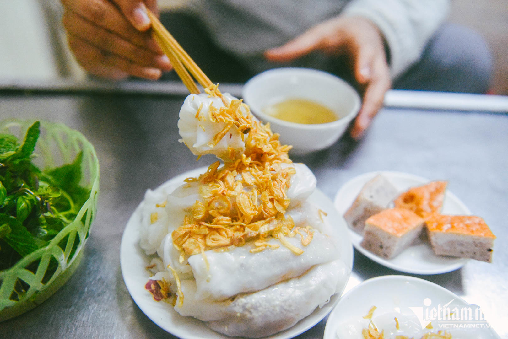 Quán bánh cuốn 34 năm vẫn 'vô danh' trên đường Tôn Đức Thắng