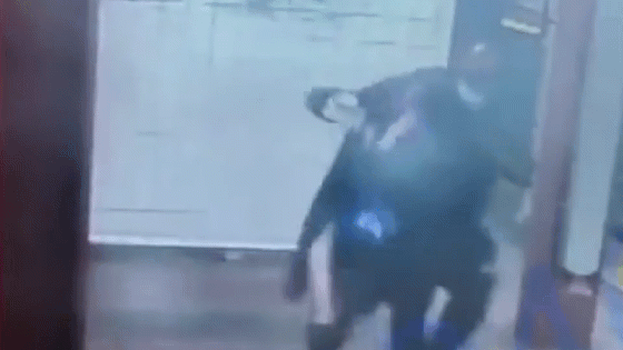 Cô gái bị cướp tấn công bất ngờ tại ga tàu điện