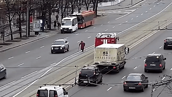 Hành động bất ngờ của lái xe cứu hỏa khi thấy bà cụ loay hoay sang đường