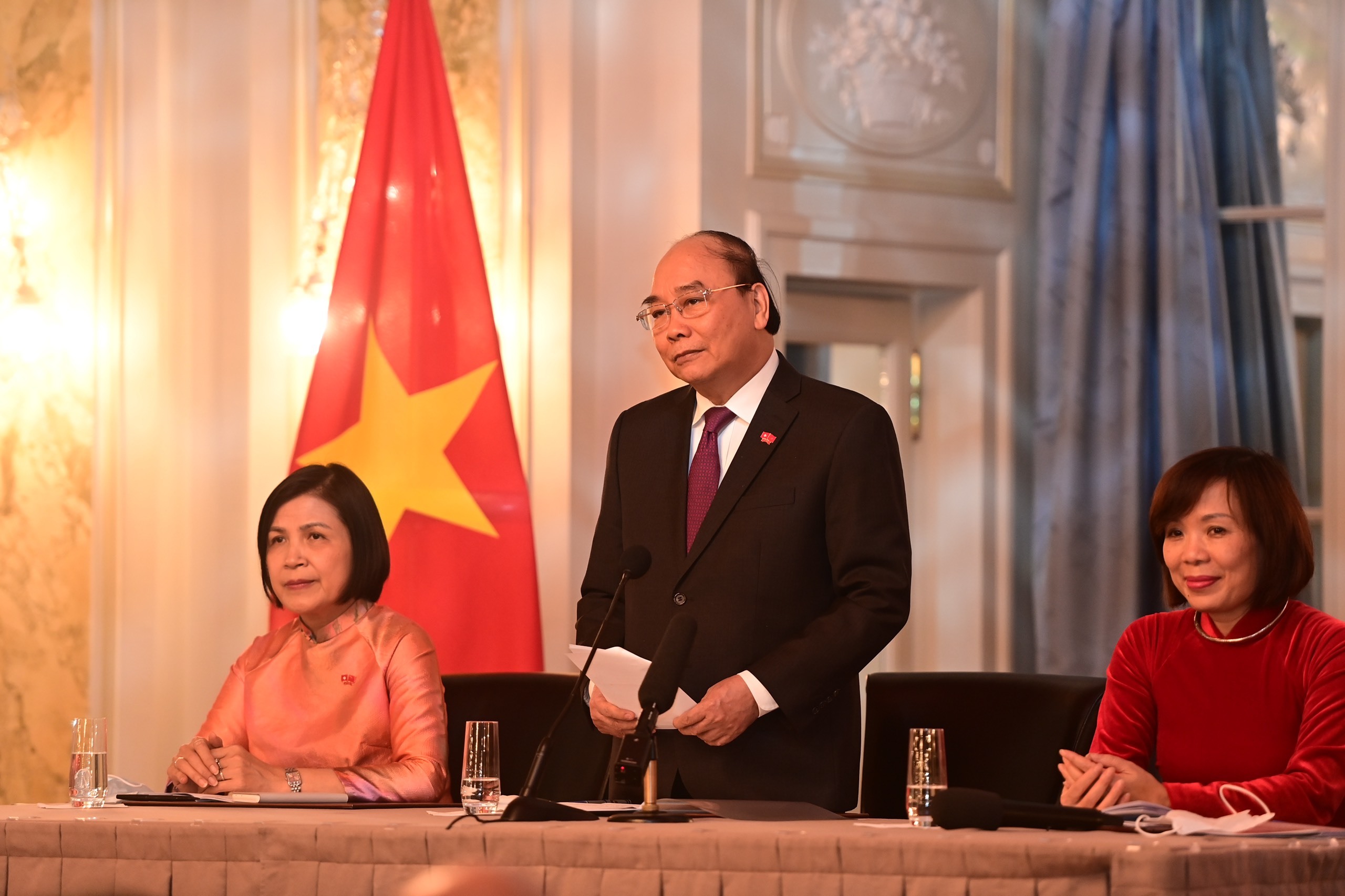 Kiều bào chia sẻ nỗi nhớ quê da diết với Chủ tịch nước Nguyễn Xuân Phúc