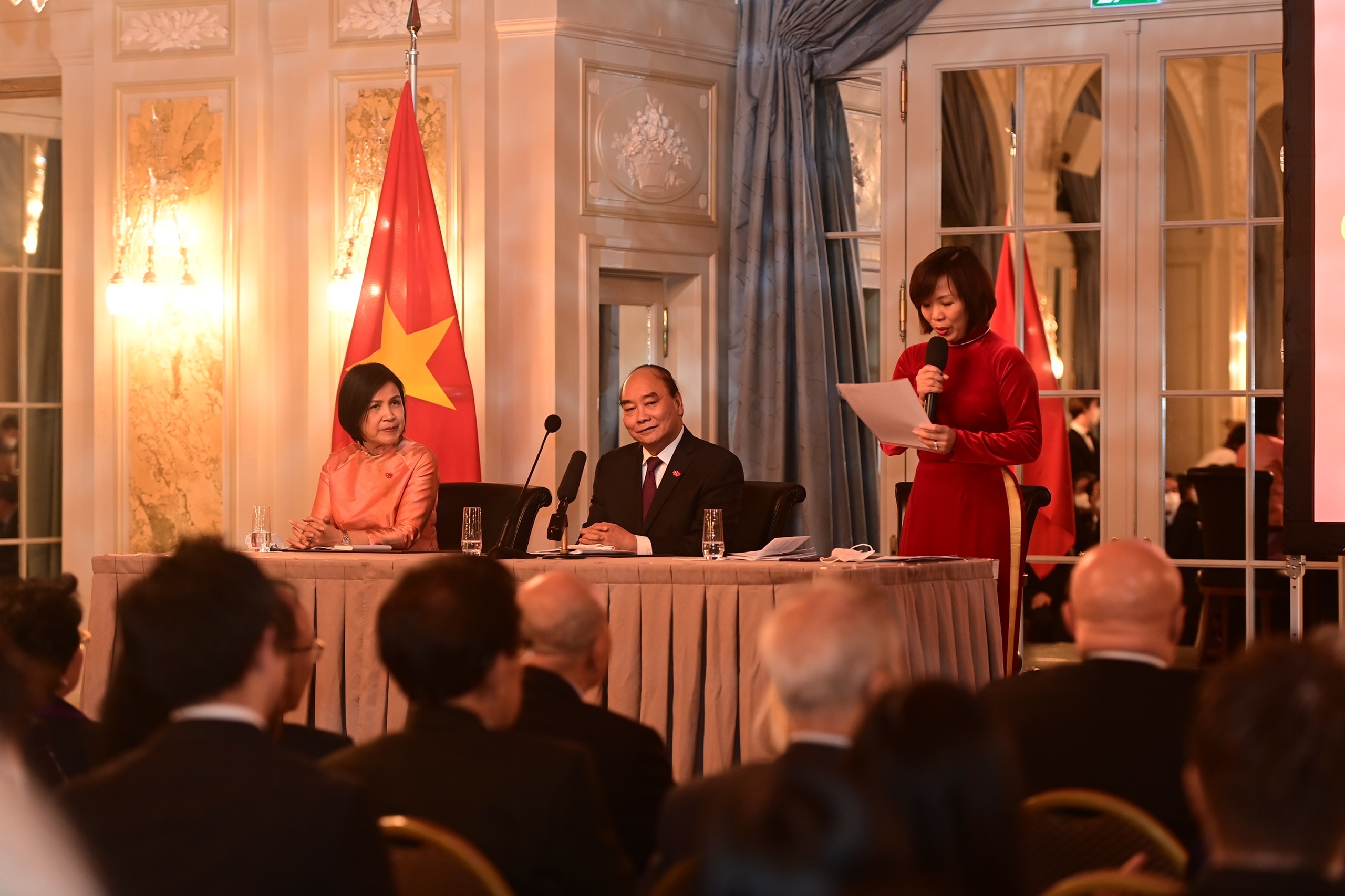 Việt kiều chia sẻ nỗi nhớ quê hương với Chủ tịch nước Nguyễn Xuân Phúc
