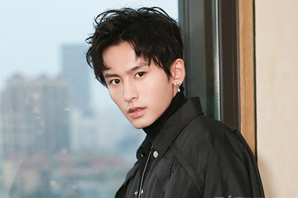 Trương Triết Hạn suy sụp, mẹ ruột đòi tự tử sau lệnh ‘cấm sóng’