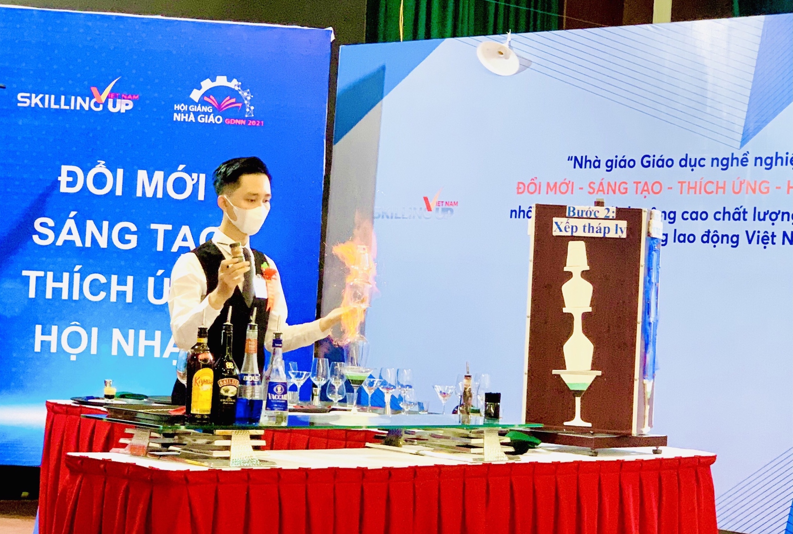 Màn pha chế ‘bốc lửa’ giúp thầy giáo Kiên Giang giành giải Nhất toàn quốc