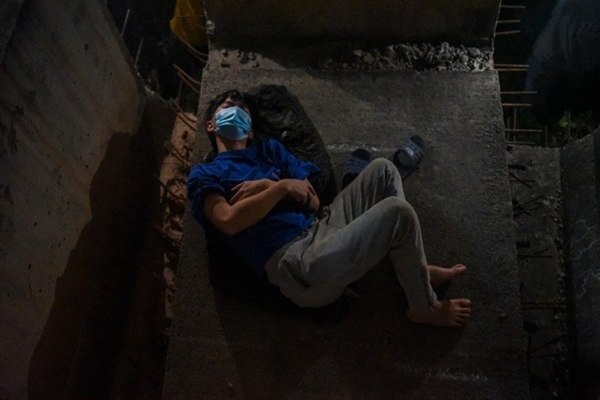Phận đời của những lao động nghèo ngủ ống cống giữa Thủ đô