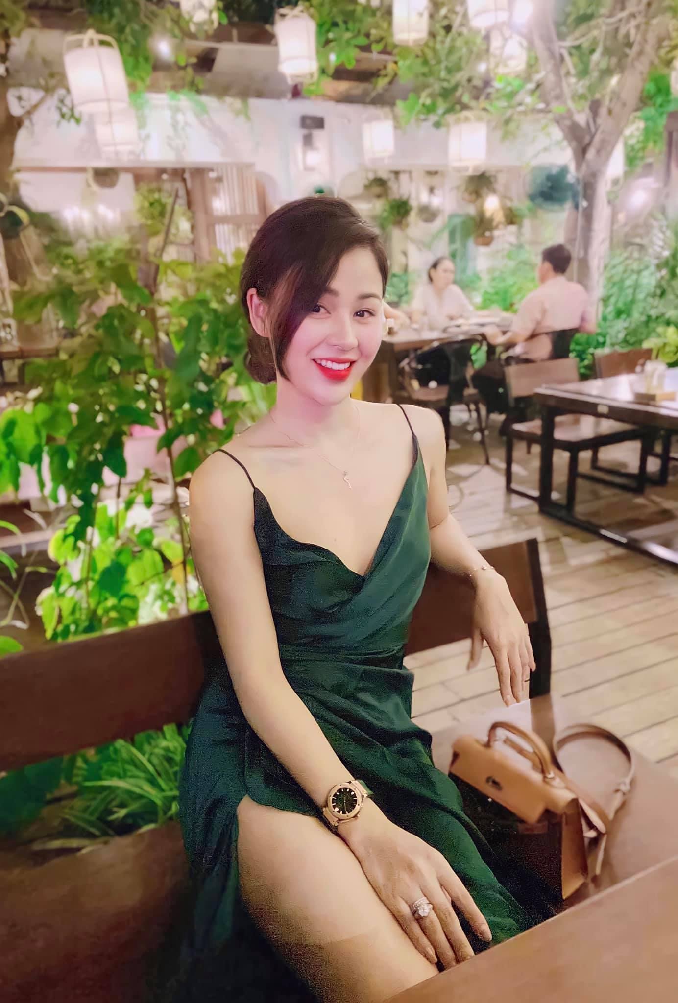 Lương Thu Trang chuộng váy áo hai dây tôn vóc dáng gợi cảm