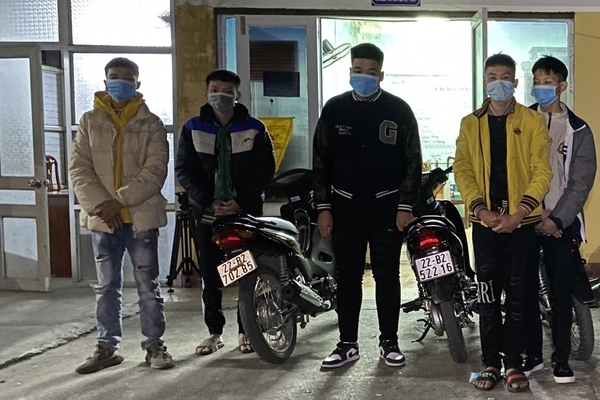 Nhóm thanh niên lạng lách tông xe vào Công an Tuyên Quang